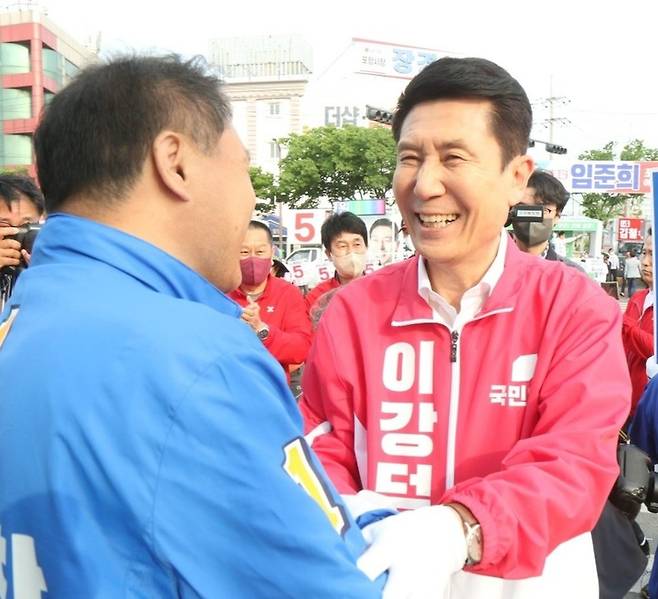 [포항=뉴시스] 강진구 기자 = 국민의힘 이강덕 포항시장 후보가 공식선거 첫날인 19일 오전 형산교차로 유세에서 더불어민주당 유성찬 포항시장 후보를 만나 선전을 다짐하며 반갑게 인사하고 있다.(사진=이강덕 후보 선거사무소 제공) 2022.05.19.photo@newsis.com   *재판매 및 DB 금지