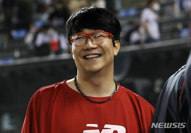 [서울=뉴시스] 조성우 기자 = 13일 오후 서울 송파구 잠실야구장에서 열린 2022 신한은행 SOL KBO리그 KIA 타이거즈와 LG트윈스의 경기, KIA가 LG에 10-1 승리를 거뒀다. 이날 박해민에게 헤드샷을 던져 퇴장당한 KIA 선발투수 양현종이 그라운드를 나서고 있다. 2022.05.13. xconfind@newsis.com