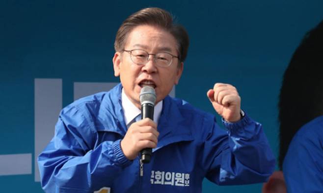 이재명 더불어민주당 총괄선대위원장이 19일 인천 계양역 광장에서 열린 더불어민주당 인천 선대위 출정식에서 지지를 호소하고 있다. 인천=뉴시스