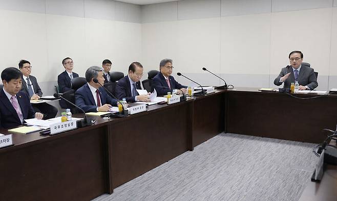 김성한 국가안보실장이 19일 용산 대통령실 청사 지하의 새 국가위기관리센터에서 국가안전보장회의(NSC) 상임위원회 회의를 주재하고 있다. 대통령실 제공