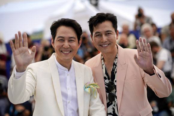 <yonhap photo-8898=“”> Lee Jung-j</yonhap> - Lee Jung-jae, left, and Jung Woo-sung pose for photographers at the photo call for the film ‘Hunt’ at the 75th international film festival, Cannes, southern France, Thursday, May 19, 2022. (AP Photo/Daniel Cole)/2022-05-19 19:52:31/