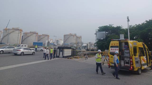 19일 암모니아 누출 사고가 난 울산석유화학공단에서 소방 관계자들이 현장점검을 하고 있다. 사진제공=울산소방본부