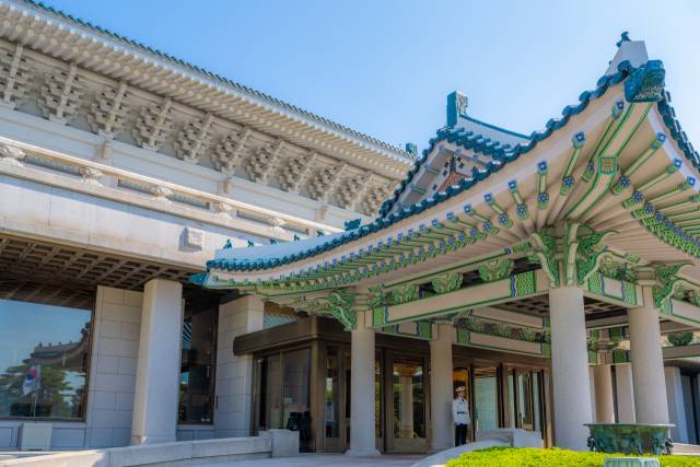 측면에서 바라본 청와대 본관의 현관/사진=서울관광재단