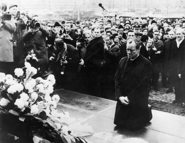 1970년 12월 7일, 폴란드 바르샤바 옛 유대인 게토의 저항 투사 추모지 앞에서 무릎 꿇고 있는 발리 브란트 전 독일 총리.