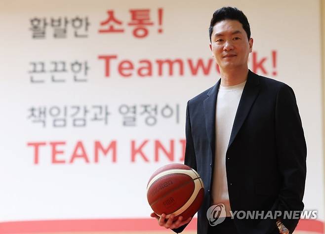 프로농구 챔피언 서울 SK 나이츠 전희철 감독 (용인=연합뉴스) 홍기원 기자 = 2021-2022 KGC인삼공사 정관장 프로농구 우승팀 서울 SK 나이츠의 전희철 감독이 18일 경기도 용인시 SK나이츠 체육관에서 진행된 연합뉴스와의 인터뷰에서 포즈 취하고 있다. 2022.5.18 xanadu@yna.co.kr