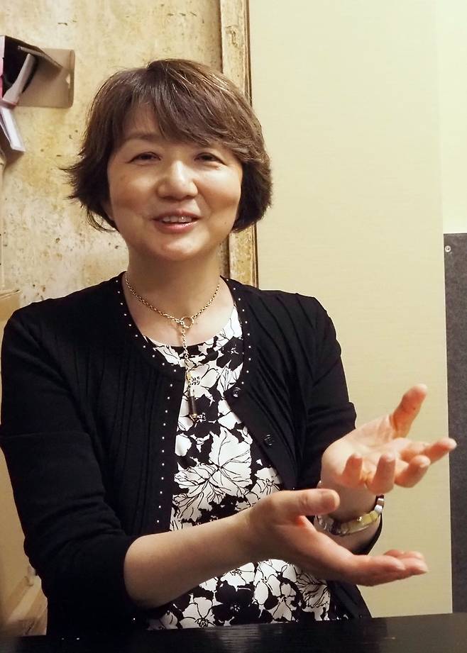 인터뷰하는 사이카 디렉터 (도쿄=연합뉴스) 무라타 사키코 통신원 = 다큐멘터리 영화 '교육과 애국'의 감독인 사이카 히사요 일본 마이니치방송(MBS) 디렉터가 도쿄에서 연합뉴스와 인터뷰하고 있다. 2022.5.19