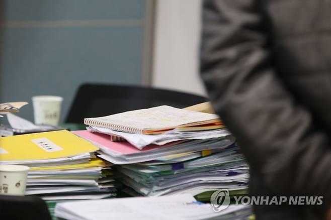 금고 심사위원 명단 유출 수사 위해 광산구청 압수수색하는 경찰 [연합뉴스 자료사진]