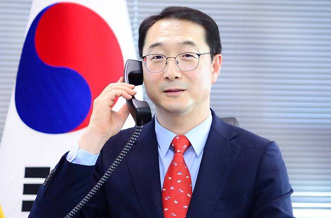 한미 북핵대표 상견례 통화 (서울=연합뉴스) 김건 신임 외교부 한반도평화교섭본부장이 16일 성김 미국 대북특별대표와 상견례 성격의 첫 통화를 하고 북한 내 코로나19 상황 등을 논의하고 있다. 김 본부장과 김 대표는 각각 한미의 북핵 수석대표로, 북핵·북한 문제를 논의하는 외교 당국간 중심 채널이다. 2022.5.16 [외교부 제공. 재판매 및 DB 금지] photo@yna.co.kr