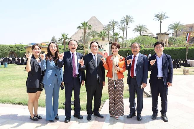 부산시, 아시아 최초 세계도핑방지기구 총회 유치 (카이로=연합뉴스) 김상훈 특파원 = 19일 이집트 카이로에서 열린 세계도핑방지기구(WADA) 이사회에 참석한 한국도핑방지위원회와 부산시, 부산관관공사 관계들이 WADA 총회 유치 성공후 행사장인 카이로 메리어트 메나 하우스 호텔에서 기념 촬영을 하고 있다. 2022.5.19. meolakim@yna.co.kr