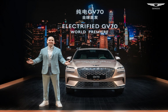 마커스 헨네 제네시스 중국 법인장이 지난해 11월 광저우 모터쇼에서 GV70 전동화 모델을 소개하고 있다. (사진=연합뉴스)