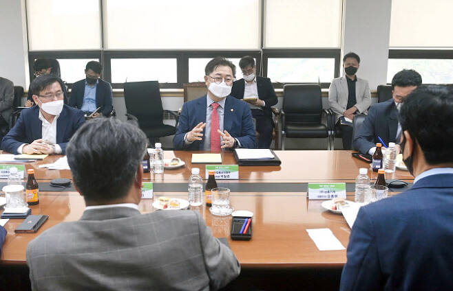 박일준 산업통상자원부 제2차관(가운데)이 20일 오후 경남 창원 두산에너빌리티에서 원자력발전 기자재 기업 관계자 간담회에서 이야기하고 있다. (사진=산업부)