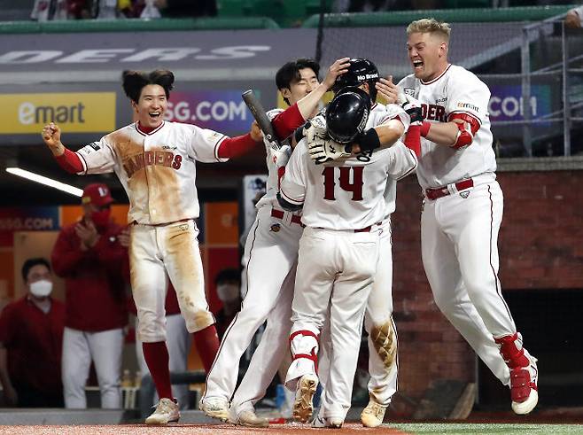 20일 인천 SSG 랜더스필드에서 열린 프로야구 SSG랜더스와 LG트윈스 경기. 5-4로 승리한 SSG 랜더스 선수들이 펄쩍 뛰며 기뻐하고 있다. 사진=연합뉴스