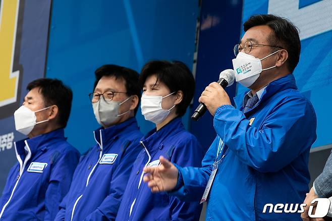 윤호중 더불어민주당 공동선거대책위원장이 19일 경기 수원시 팔달구 지동교에서 열린 김동연 민주당 경기도지사후보 유세단 출정식에서 김 후보에 대한 지지를 호소하고 있다. 2022.5.19/뉴스1 © News1 국회사진취재단
