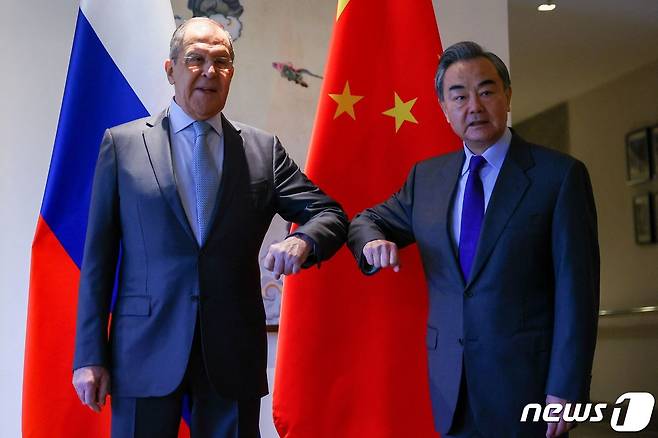 세르게이 라브로프(왼) 러시아 외무장관과 왕이 중국 외교담당 국무위원 겸 외교부장. 2021. 3. 23. © AFP=뉴스1