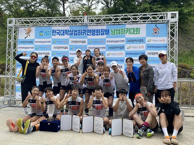 KT 하키단이 2022 한국대학실업연맹 회장배 대회에서 인천시청을 물리치고 우승을 차지했다. (KT 스포츠 제공)© 뉴스1