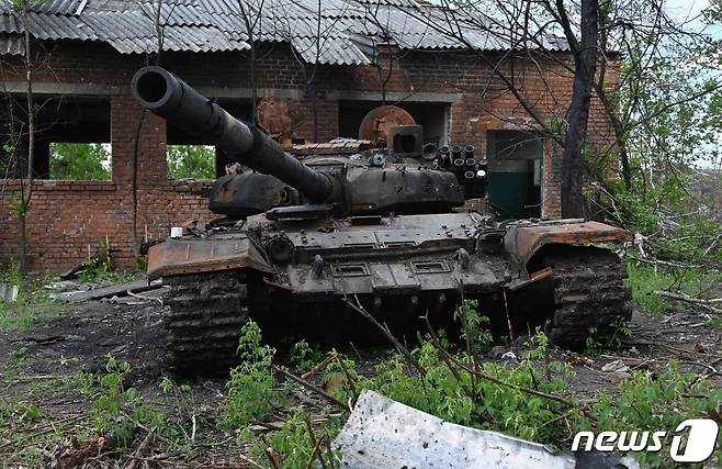 19일(현지시간) 우크라이나가 탈환한 하르키우 인근에서 파괴된 러시아 군 탱크가 보인다. © AFP=뉴스1 © News1 우동명 기자
