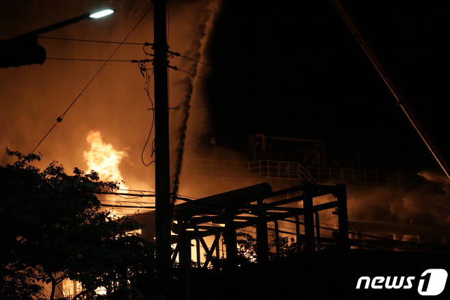 19일 오후 8시 51분께 울산시 남구 온산공단 S-OIL(에쓰오일) 공장에서 폭발·화재 사고가 발생해 불길이 치솟고 있다. 2022.5.19/뉴스1 © News1 조민주 기자