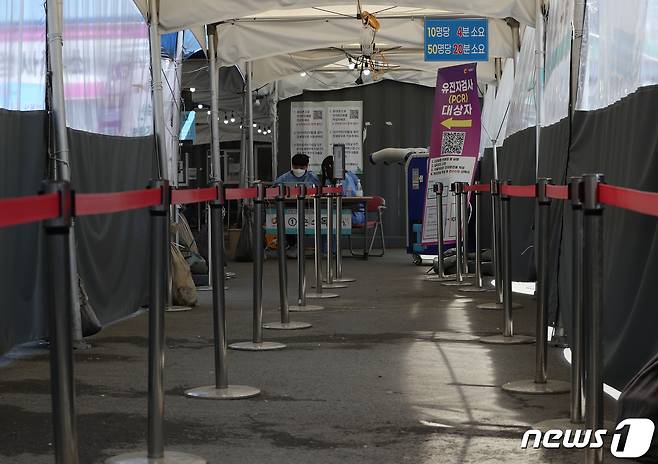 서울역 광장에 마련된 신종 코로나바이러스 감염증(코로나19) 임시선별검사소가 한산한 모습을 보이고 있다.© News1 신웅수 기자
