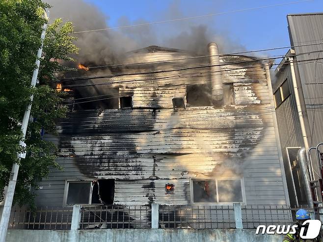 20일 오후 5시26분쯤 대구 달서구 파호동의 한 플라스틱 쐐기 제조공장에서 불이 나 18분 만에 진화됐다.(대구소방안전본부 제공)© 뉴스1