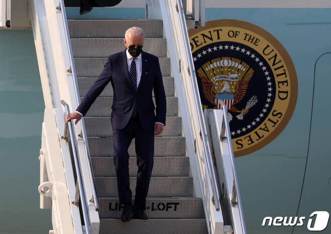 조 바이든 미국 대통령이 20일 오후 경기 평택 주한미군 오산공군기지에 도착하고 있다. 2022.5.20/뉴스1 © News1 사진공동취재단