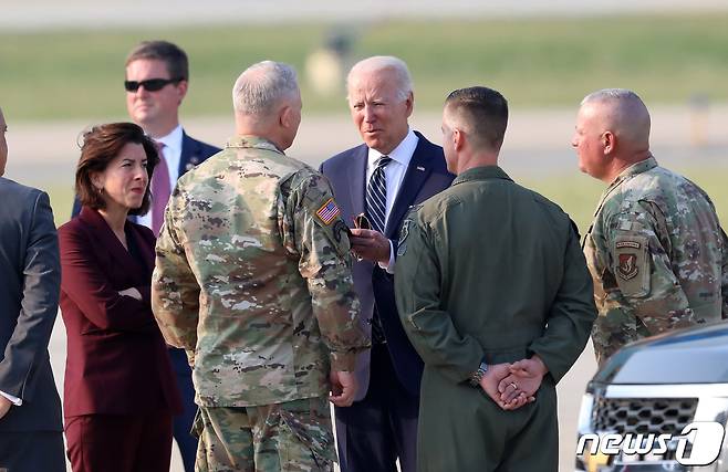 조 바이든 미국 대통령이 20일 경기 주한 미 공군 오산기지에 도착해 전용 공군기인 에어포스원에서 내려 인사를 나누고 있다. 왼쪽은 지나 러몬도 미 상무장관. 2022.5.20/뉴스1 © News1 사진공동취재단