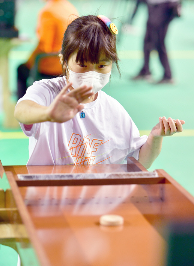 경북 포스코한마당실내체육관에서 제16회 전국장애학생체육대회 슐런 개인전 경기가 진행되고 있다