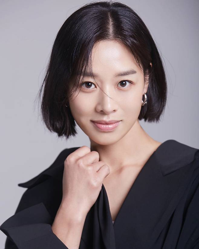 Actor Jang Shin-young has released a new profile photo.Jang Shin-young posted several photos on her SNS on the 20th, and the photos included a new profile photo of Jang Shin-young.Jang, who had a single-haired hair, added a neatly dressed look to his white T-shirt and jeans; there was another version; Jang, wearing a black blouse, doubled the alluring atmosphere with a subtle smile.Jang Shin-youngs visuals, which are cut off hair and younger, stand out.Meanwhile, Jang has two sons, a married actor Kang Kyung-joon in 2018. Jang Shin-young will return to JTBCs cleaning-up in about two years.