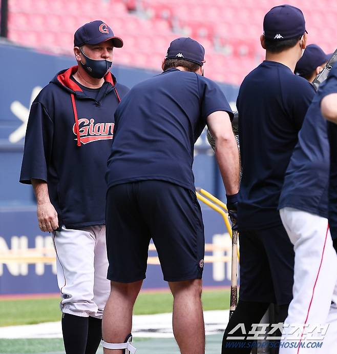 현역 시절 KBO리그 경험이 있는 서튼 감독에게 조언을 듣는 피터스 '오늘 제가 한방 날릴게요'