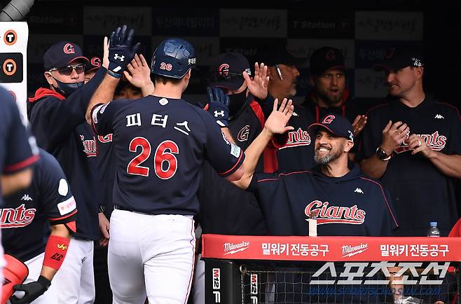 2022 KBO리그 두산 베어스와 롯데 자이언츠의 경기가 20일 잠실구장에서 열렸다. 2회초 무사 1루 롯데 피터스가 투런포를 날린 뒤 환호하고 있다. 잠실=박재만 기자 pjm@sportschosun.com/2022.05.20/