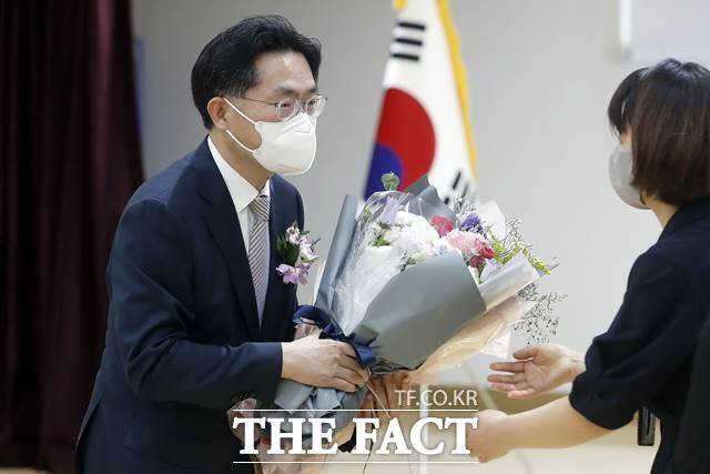 이정수 서울중앙지방검찰청장이 20일 서울 서초구 중앙지검에서 열린 이임식에서 꽃다발을 받고 있다. 2022.05.20. /뉴시스