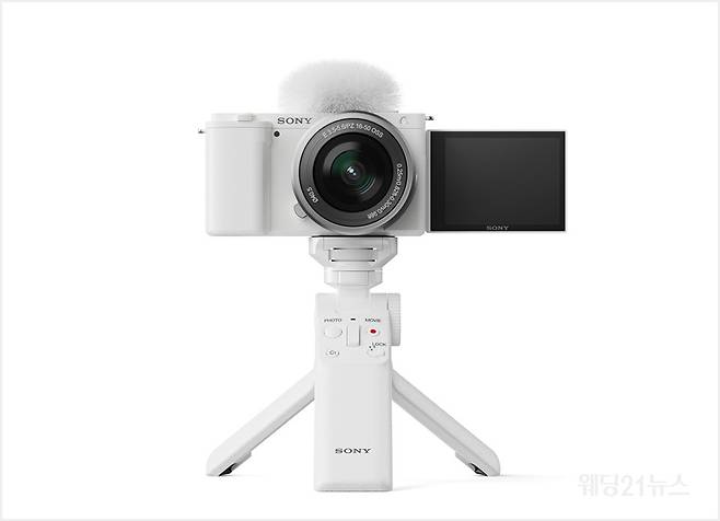 사진 :&nbsp;데일리 브이로그 카메라 'ZV-E10' 및 무선 블루투스 슈팅그립 'GP-VPT2BT' (사진제공 :&nbsp;소니코리아)