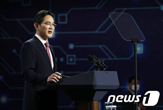 이재용 삼성전자 부회장이 20일 경기 평택 삼성전자 반도체 공장에서 윤석열 대통령과 조 바이든 미국 대통령을 향해 인사말을 하고 있다. (사진=대통령실사진기자단, 뉴스1)