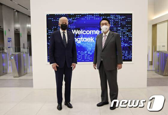 윤석열 대통령과 조 바이든 미국 대통령이 20일 경기 평택 삼성전자 반도체 공장에서 만나 기념촬영을 하고 있다. (사진=대통령실사진기자단, 뉴스1)