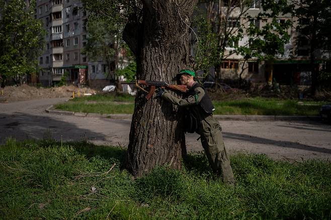 5월 13일 군인 복장을 하고 소총을 든 마네킹이 우크라이나 북부 하르키우 도로 근처에 놓여 있다./AP 연합뉴스