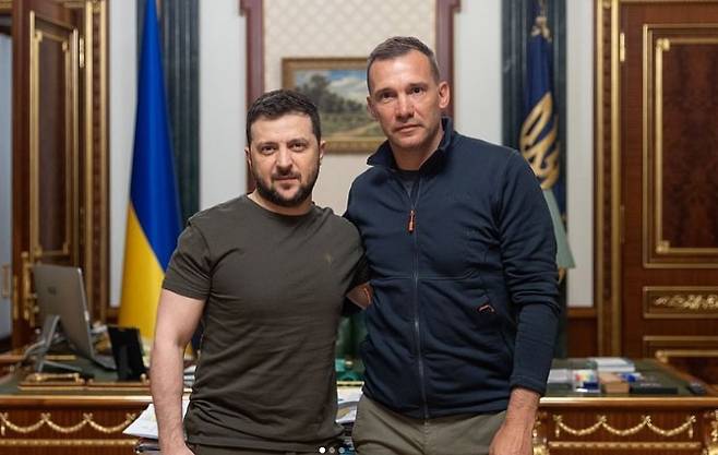 18일(현지 시각) 볼로디미르 젤렌스키(왼쪽) 우크라이나 대통령이 공식 소셜미디어 계정을 통해 국제사회로부터 지원금을 기부받기 위한 디지털 플랫폼 ‘유나이티드24’(United24) 홍보대사로 안드리 셰우첸코가 낙점됐다고 밝혔다. 유나이티드24는 전 세계 어디서든 클릭 한 번만으로 우크라이나군과 현지 인프라 재건을 도울 수 있게끔 만든 기부 플랫폼으로, 앞서 젤렌스키 대통령이 지난 5일 개설 소식을 알렸다. 지난 17일 젤렌스키 대통령이 이를 설립하는 법안에 서명함으로써 그의 직속 기구로 운영되기 시작했다./인스타그램