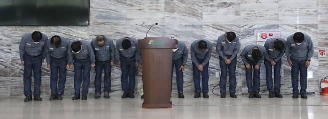 20일 오전 울산시 울주군 온산읍 에쓰오일에서 대표이사 후세인 알-카타니를 비롯한 임직원들이 전날 발생한 폭발 화재 사고에 대해 사과하며 고개를 숙이고 있다. /연합뉴스