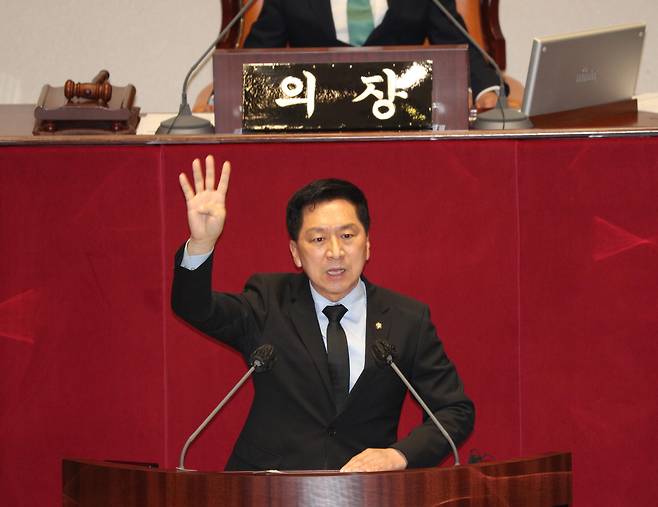 국민의힘 김기현 의원이 20일 오후 국회 본회의에서 자신의 징계안에 대해 변명을 하고 있다. /연합뉴스