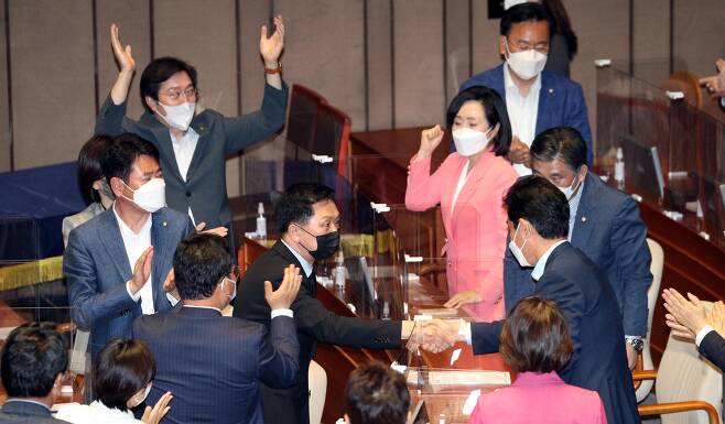 김기현 국민의힘 의원이 20일 오후 국회 본회의에서 자신의 징계안에 대해 변명을 마친 뒤 동료 의원들의 격려를 받고 있다. /연합뉴스