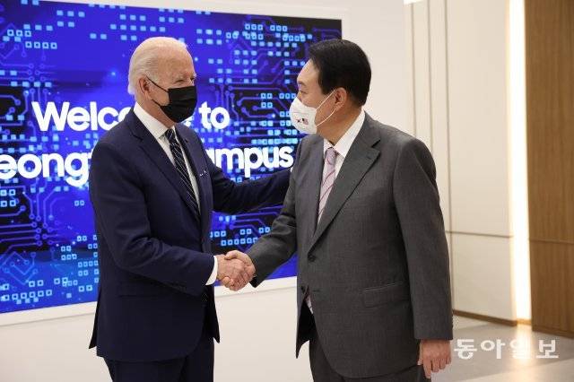 윤석열 대통령이 20일 경기 평택 삼성전자 반도체 공장에서 2박 3일의 일정으로 방한한 조 바이든 미국 대통령을 영접하며 인사를 나누고 있다.양회성 기자 yohan@donga.com