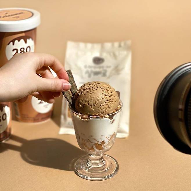 라라스윗 커피맛 - 설탕은 1/4로 줄이고 스테비아와 에리스리톨 대체감미료를 사용한 저칼로리 아이스크림. 280kcal.
