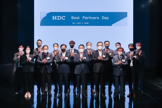 HDC현대산업개발은 20일 '베스트 파트너스 데이'를 열고, 우수협력사에 포상금 5000만원을 수여하고 표창장을 전달했다. HDC현대산업개발 제공
