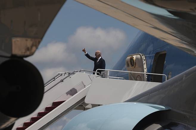 조 바이든 미국 대통령이 19일 앤드루스 공군기지에서 한국으로 향하는 전용기에 오르며 환송객들에게 인사하고 있다. UPI 연합뉴스