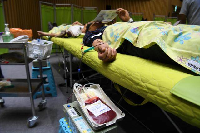 혈액수급에 어려움을 겪는 가운데 시민들이 헌혈 행사에 동참하고 있다. 한국일보 자료사진
