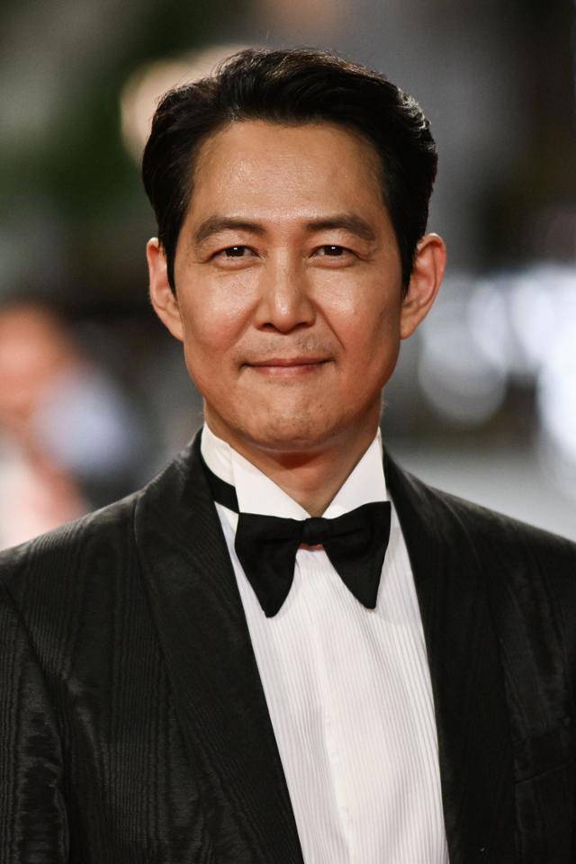 영화 '헌트'의 감독 겸 배우 이정재가 19일 밤 프랑스 칸 뤼미에르대극장에서 '헌트'의 첫 상영을 앞두고 포즈를 취하고 있다. 칸=AFP 연합뉴스