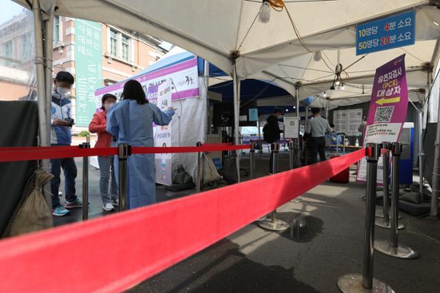 20일 오전 서울역 광장에 마련된 코로나19 임시선별검사소에서 시민들이 PCR 검사를 받기 위해 줄 서 있다. 정부는 코로나19 확진자에게 7일간의 격리 의무를 부여하는 현행 방침을 오는 6월 20일까지 4주 더 연장하기로 했다. 뉴스1