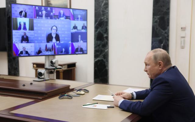 블라디미르 푸틴 러시아 대통령이 17일 모스크바 크렘린궁에서 석유산업 개발 회의를 화상으로 주재하고 있다. 모스크바=EPA 연합뉴스