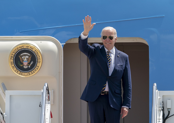 조 바이든 미국 대통령이 19일(현지시간) 메릴랜드주 앤드루스 공군기지에서 한일 순방을 위해 전용기인 에어포스원에 오르며 손을 흔들고 있다. 연합뉴스