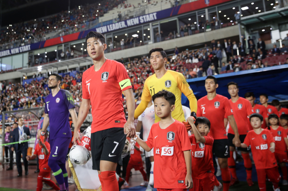 2019년 KT가 선발한 플레이어 에스코트 어린이들이 축구선수들의 손을 잡고 입장하고 있다. [사진=KT]