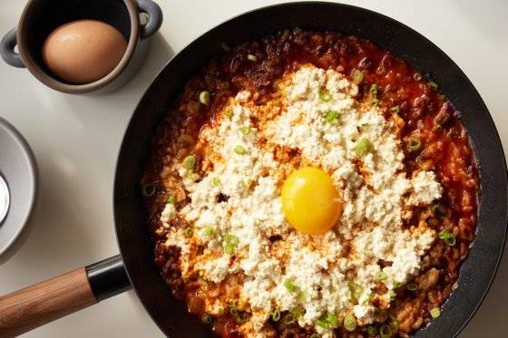 한 끼 식사로도, 술안주로도 안성맞춤인 순두부 프라이팬 밥. 사진 김희종