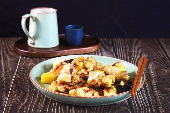 집에서도 간편하게 완성할 수 있는, 바삭한 맛이 일품인 여경옥의 탕수육. 사진 송미성, 그릇 덴비